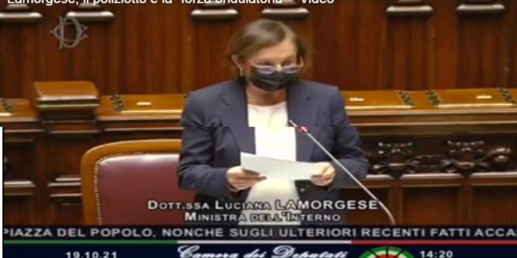Il poliziotto simil-infiltrato a Roma che attacca il blindato della Polizia e le conferme indirette del Ministro: si può dire che l’Italia entra nella sua “era Pinochet”?