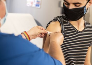 Il governo inglese vuole fare un richiamo ogni 3 mesi a causa dall’insorgenza nei vaccinati di immunodeficienza acquisita?