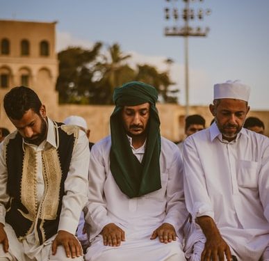 Che l’Italia faccia “il grande regalo” agli amici libici: li salvi dal colonialismo francese!