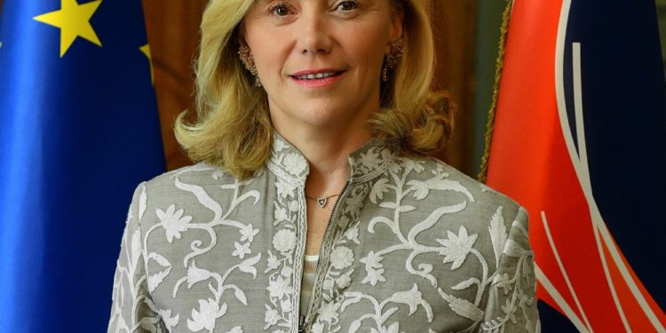 Ecco perchè Elisabetta Belloni al Quirinale non s’ha da fare: ha la Legion d’Onore Francese!