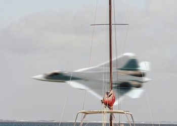 Da oggi si cambia linea: solo estero. Ad esempio le navi russe nel mare davanti alla Libya che si confrontano con la USS Truman