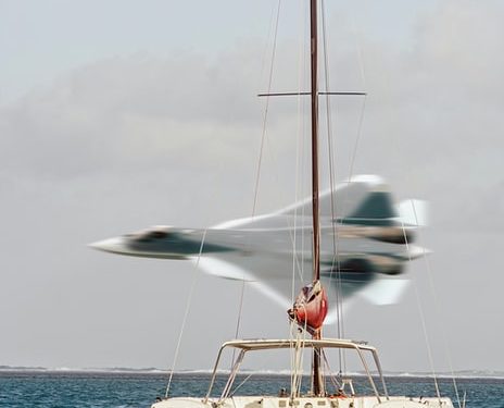 Da oggi si cambia linea: solo estero. Ad esempio le navi russe nel mare davanti alla Libya che si confrontano con la USS Truman