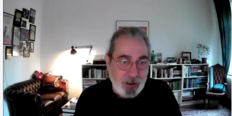 Attenzione, le élite non molleranno così facilmente le loro posizioni di privilegio – Intervista allo scrittore americano CJ Hopkins