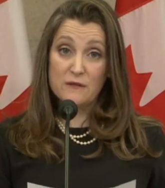 Lo strano caso di Chrystia Freeland, che minaccia di togliere “tutto” a chi protesta in Canada