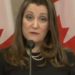Lo strano caso di Chrystia Freeland, che minaccia di togliere “tutto” a chi protesta in Canada