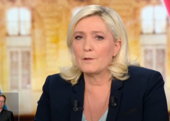 Lo strano caso di Marine Le Pen, che circa 1 ora e 10 minuti dopo la fine delle elezioni francesi già concede la vittoria a Macron….