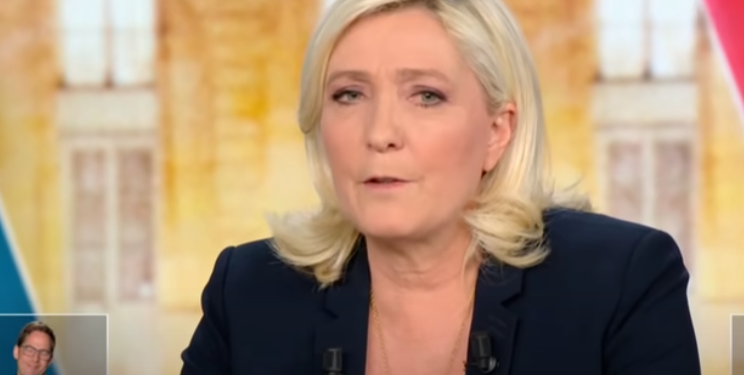 Lo strano caso di Marine Le Pen, che circa 1 ora e 10 minuti dopo la fine delle elezioni francesi già concede la vittoria a Macron….