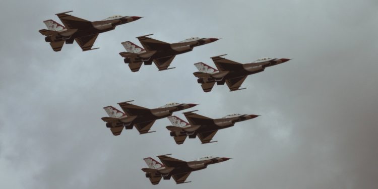 Tom Luongo: Da Parigi a Karachi – il cambio di regime è nell’aria