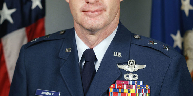 Lo strano caso del generale USA McInerney, che ha di fatto previsto l’ultima strage nelle scuole in USA, con un giorno e passa di anticipo