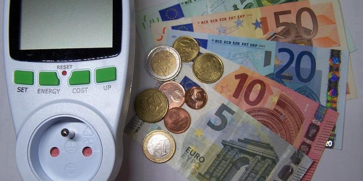 L’aumento delle bollette di gas ed elettricità, il salasso continua