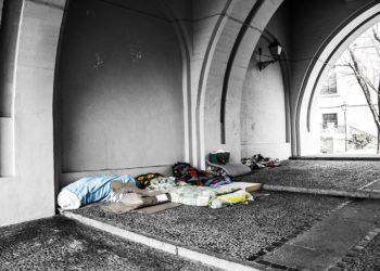 Se ENEL fa spendere alle famiglie italiane/PMI quasi 10 volte di più di quanto EDF fa pagare quelle francesi…