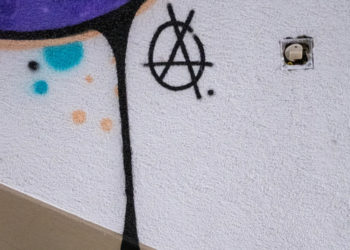 Toh, ricompaiono gli anarchici! Chissà dov’erano durante il lockdown (a Forte Braschi?)