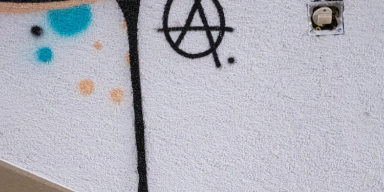 Toh, ricompaiono gli anarchici! Chissà dov’erano durante il lockdown (a Forte Braschi?)