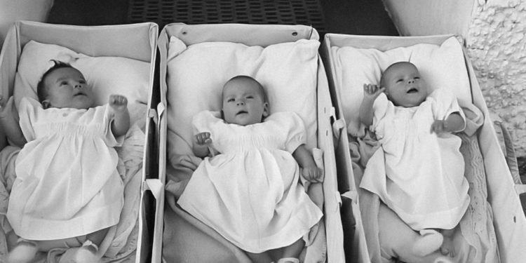 Proposta per aumentare di 1 milione le nascite di ITALIANI in 5 anni: usare le sovvenzioni oggi date ai migranti come bonus bebè per i residenti!