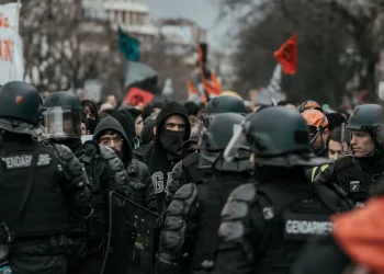 L’EU a due velocità: come la Francia vorrebbe salvare i privilegi della €Republique tanto cara alle elites di Parigi