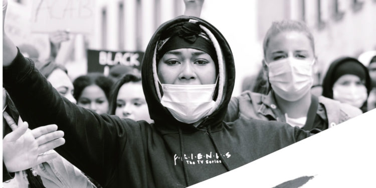 In Francia termina la democrazia: vince il voto per delega di Macron, in Italia è reato…