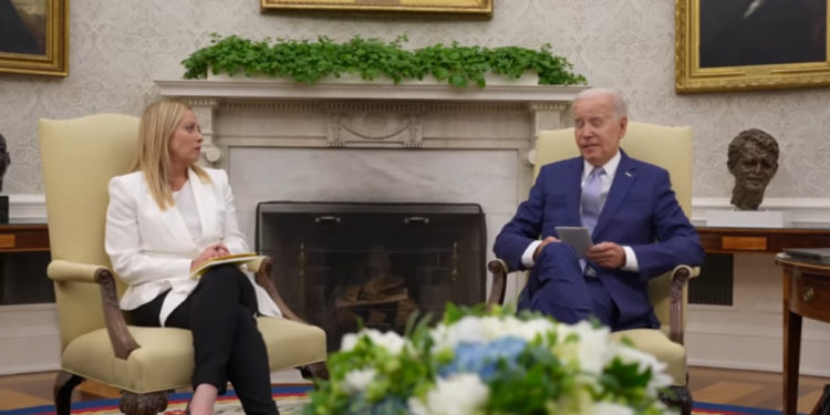 L’ultimo disperato attacco di Parigi e Berlino contro l’Italia americana (le Quinte Colonne pro EU/Renzusconi sono All In)