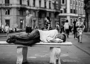 Come fanno gli italiani a sostenere un carrello della spesa così caro? Nel mentre la Germania si riarma…