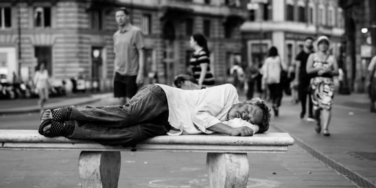 Come fanno gli italiani a sostenere un carrello della spesa così caro? Nel mentre la Germania si riarma…