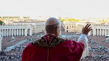 La predica di Papa Leone dal Soglio. Con vista al Quirinale