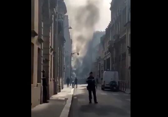 Incredibilmente nessun giornale italiano ha detto dell’auto bomba esplosa vicino alla sede del Premier francese a Parigi