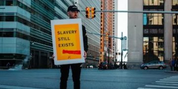 Et voilà! I Francesi diventano come i loro ex-schiavi negri: pagare se emigri (bisogna mantenere i privilegi dei don Rodrigo parigini)